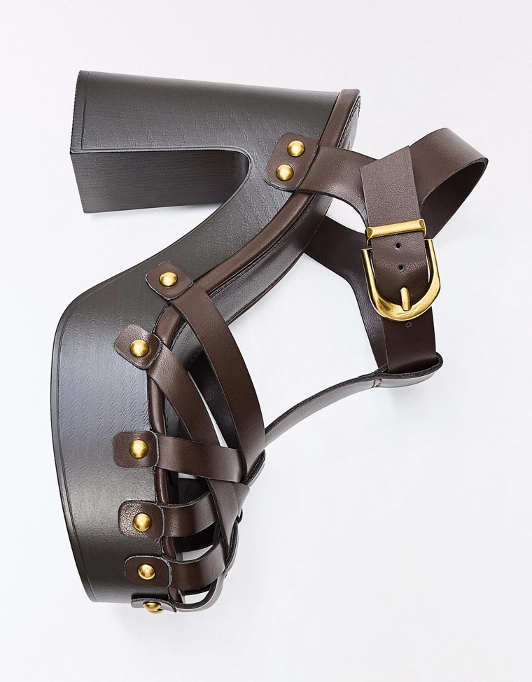 Босоножки на каблуке с ремешками