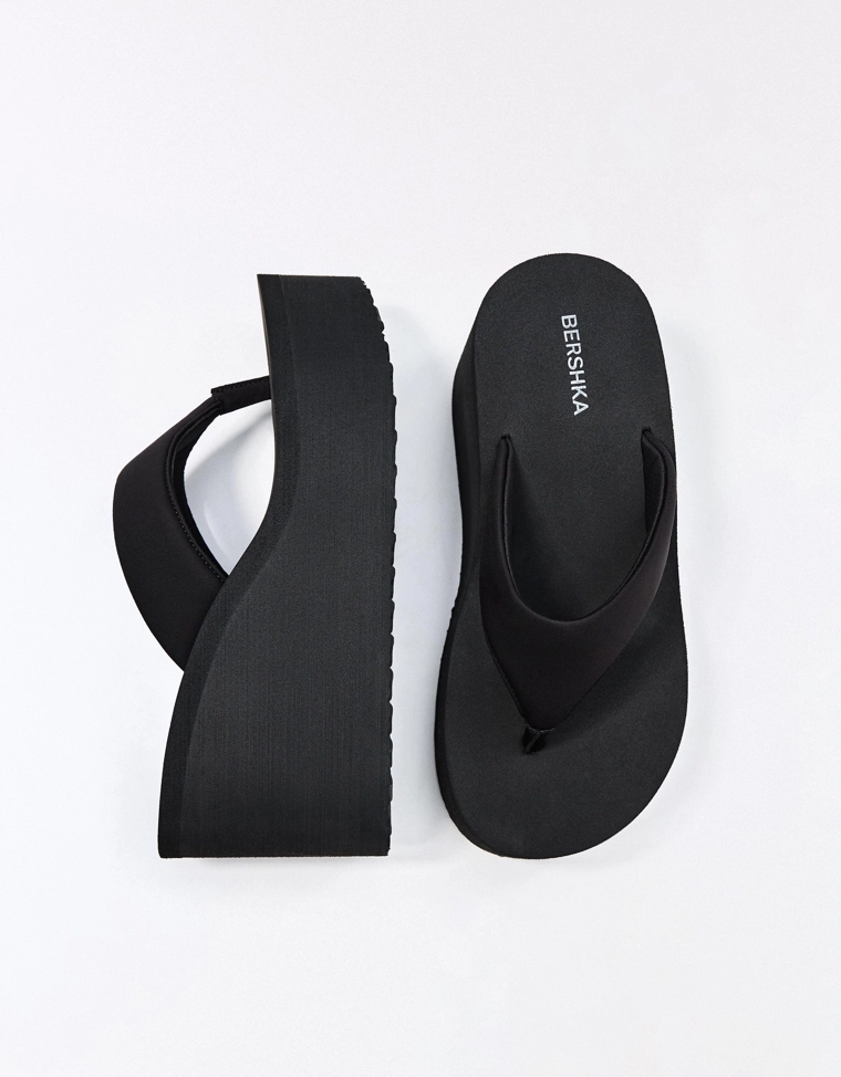 Сандалии на высоком каблуке с платформой и ремешком между пальцев