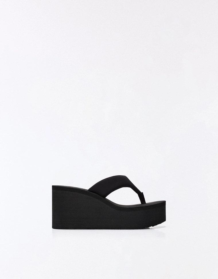 Сандалии на высоком каблуке с платформой и ремешком между пальцев