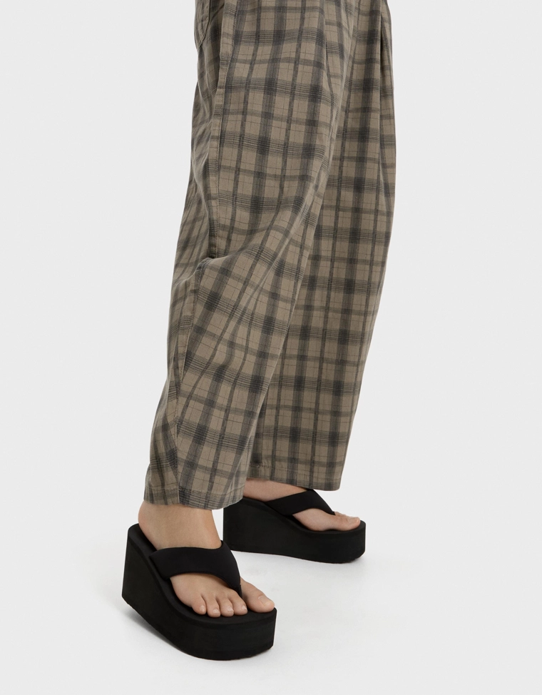 Сандалии на высоком каблуке с платформой и ремешком между пальцев