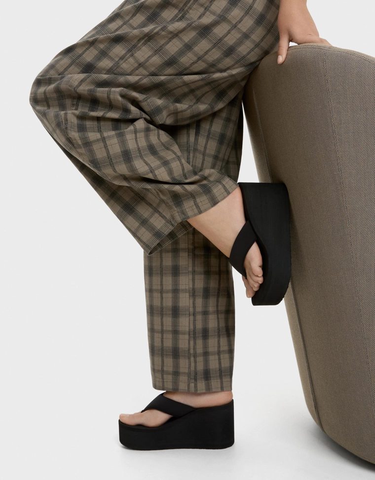 Сандалии на высоком каблуке с платформой и ремешком между пальцев