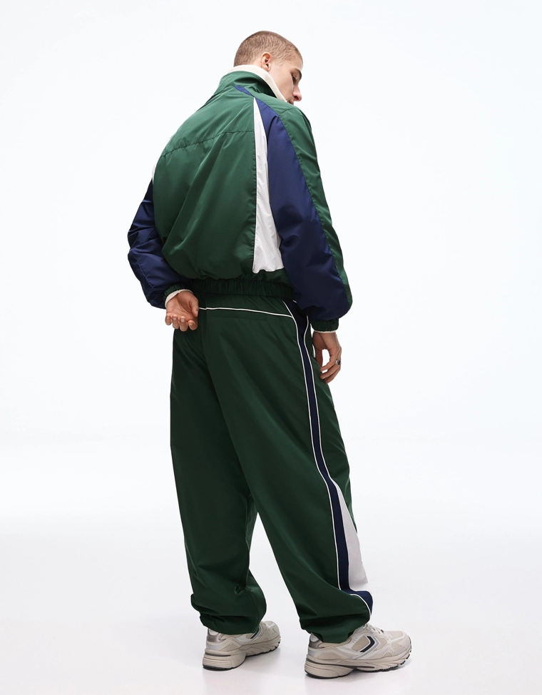 Куртка в спортивном стиле из высокотехнологичной ткани