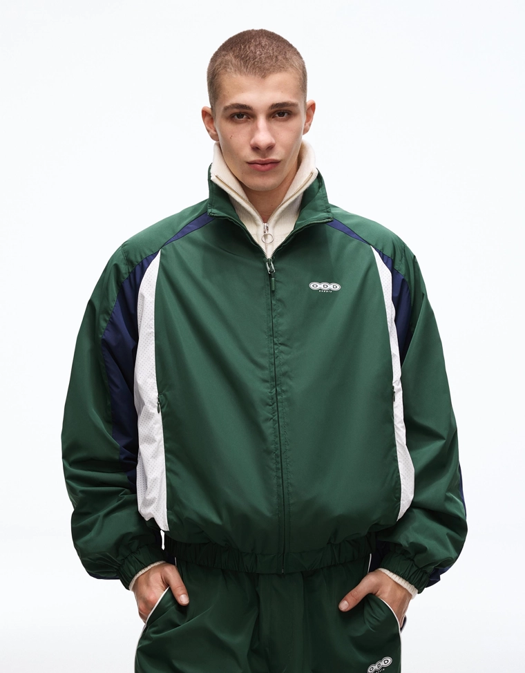 Куртка в спортивном стиле из высокотехнологичной ткани