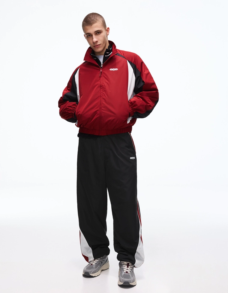 Высокотехнологичные объемные брюки в спортивном стиле