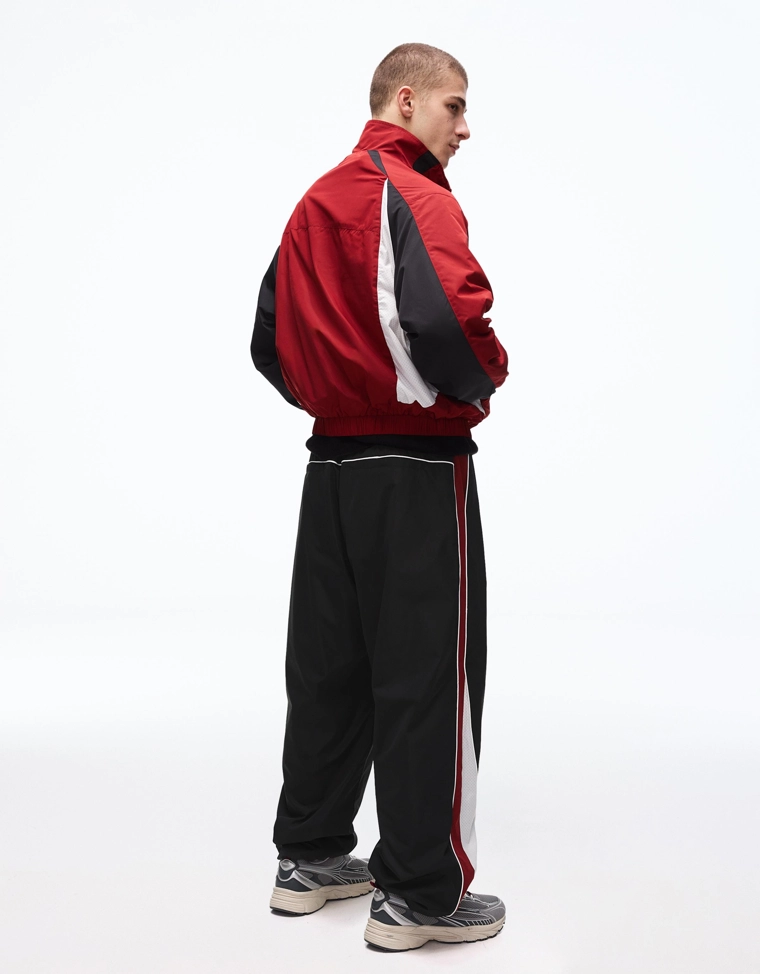 Высокотехнологичные объемные брюки в спортивном стиле