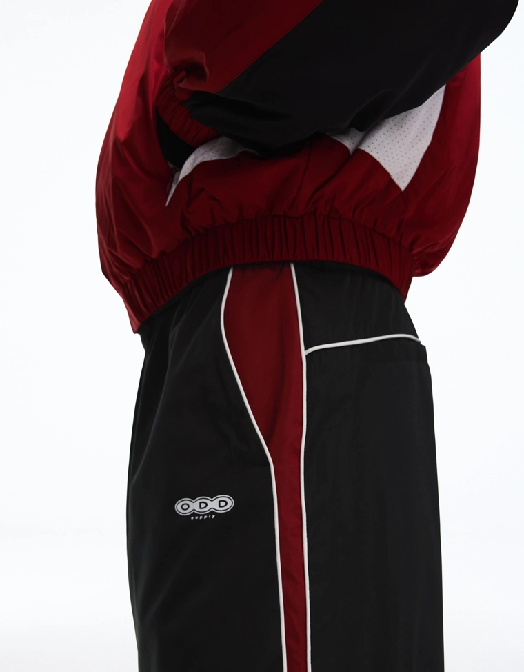 Высокотехнологичные объемные брюки в спортивном стиле