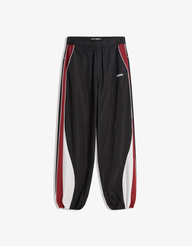 Высокотехнологичные объемные брюки в спортивном стиле