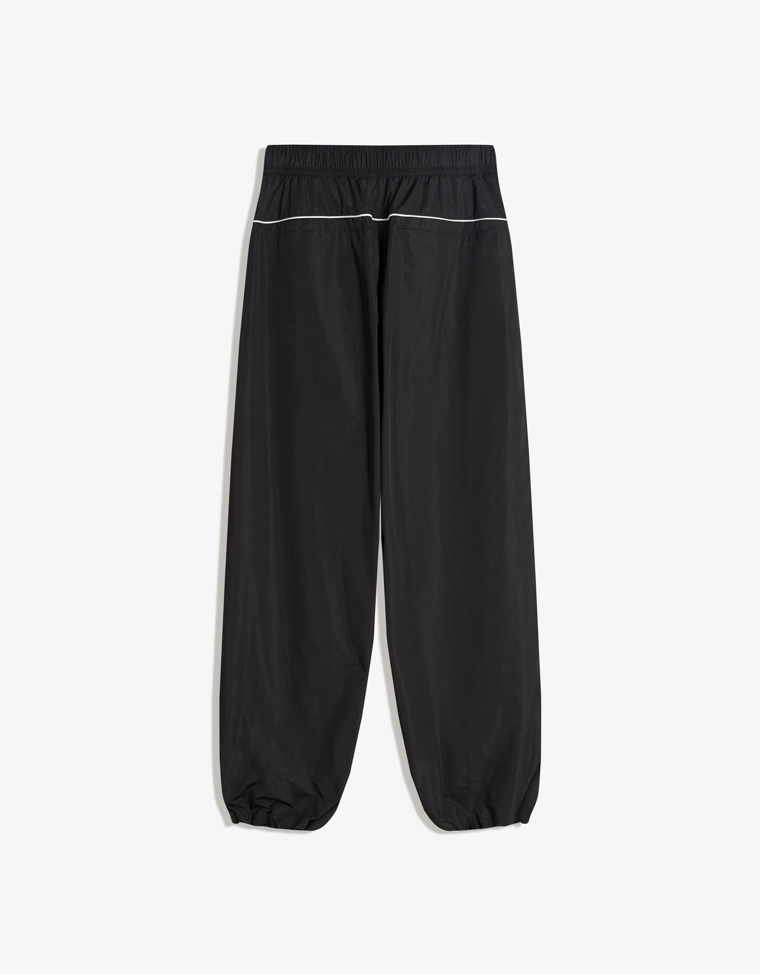 Высокотехнологичные объемные брюки в спортивном стиле