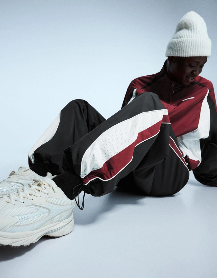 Высокотехнологичные объемные брюки в спортивном стиле