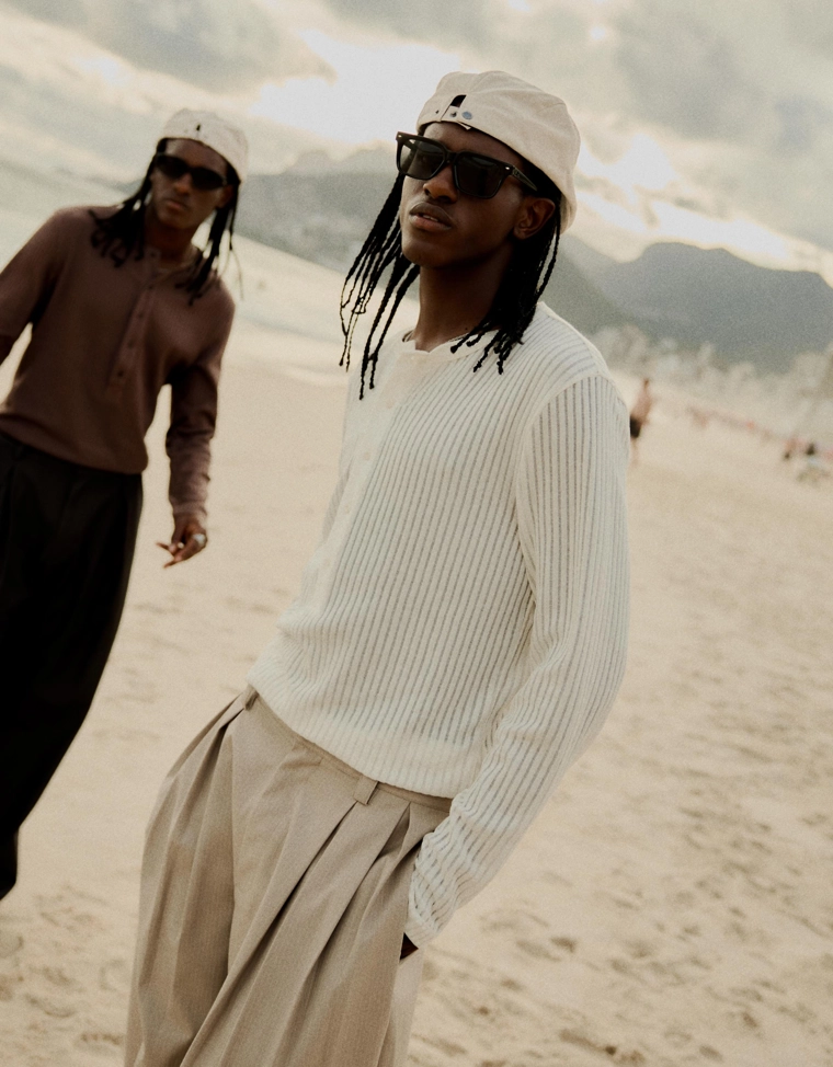 Футболка с длинными рукавами и воротником на пуговицах