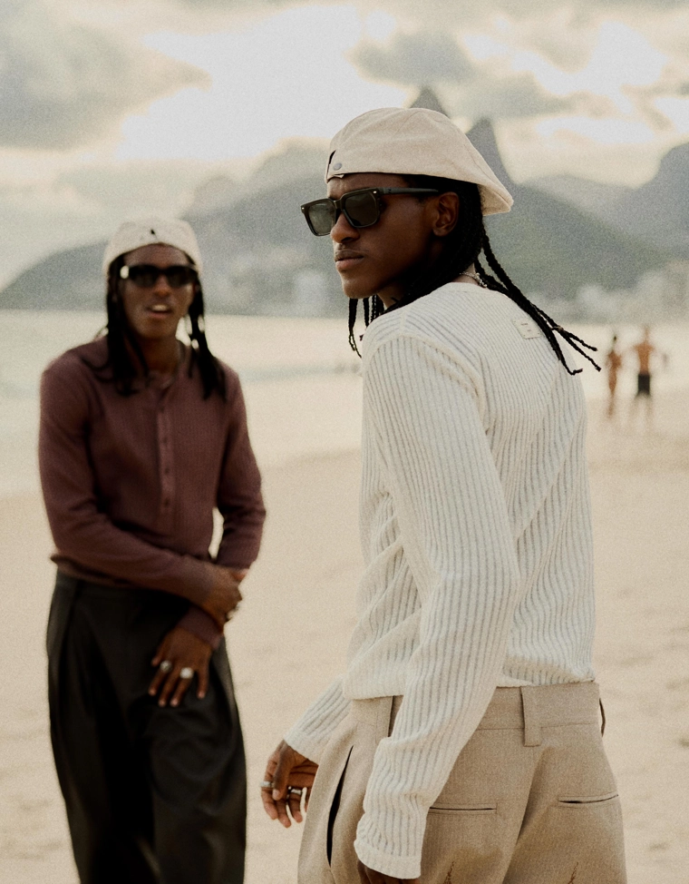 Футболка с длинными рукавами и воротником на пуговицах