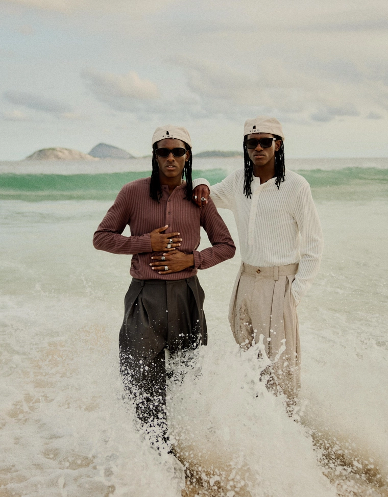 Футболка с длинными рукавами и воротником на пуговицах