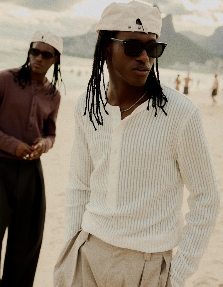 Футболка с длинными рукавами и воротником на пуговицах