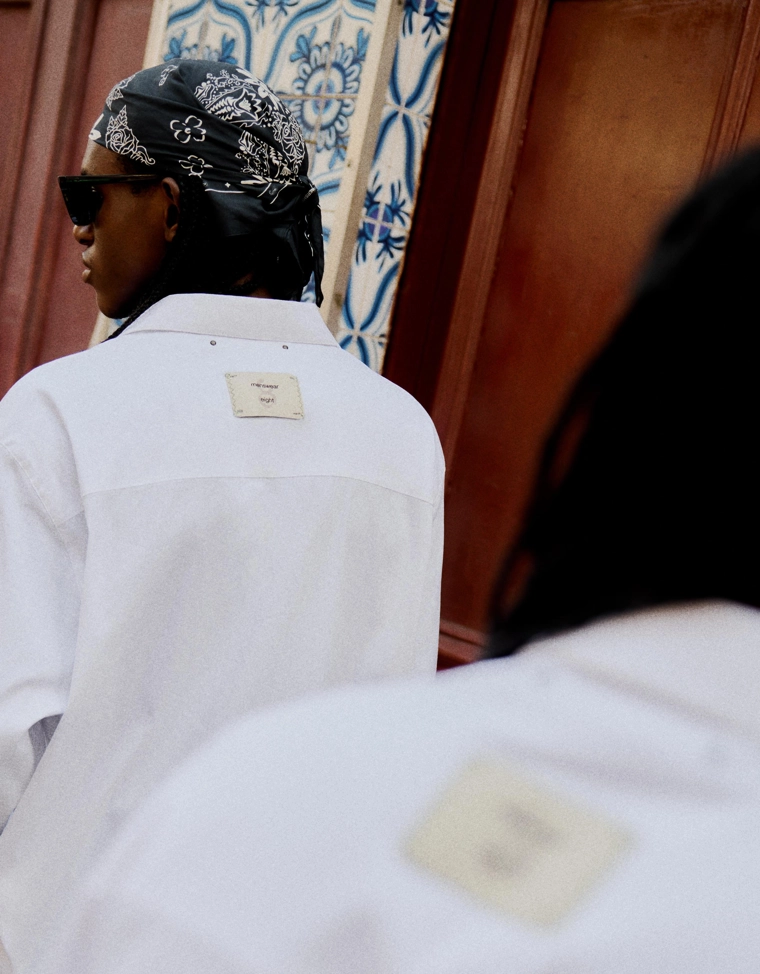 Рубашка свободного кроя с рельефной отделкой и длинными рукавами