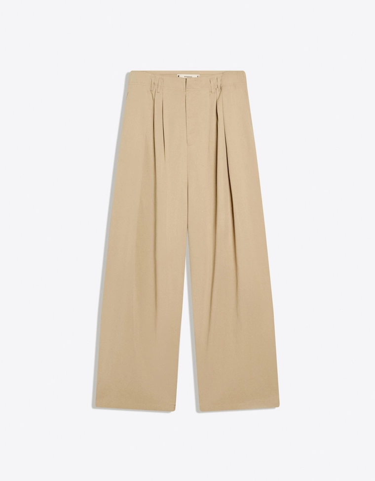 Объемные брюки свободного кроя с защипами