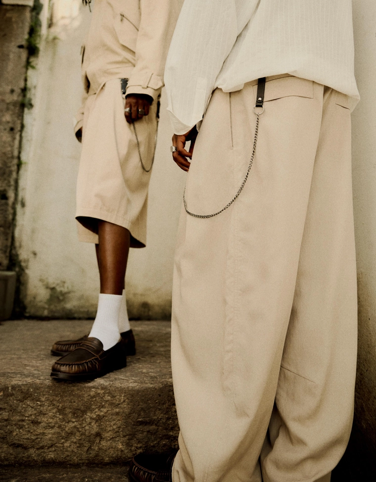 Объемные брюки свободного кроя с защипами