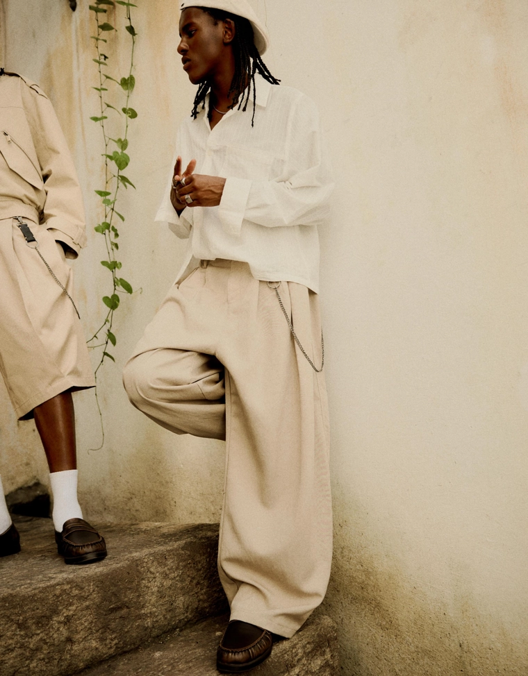 Объемные брюки свободного кроя с защипами