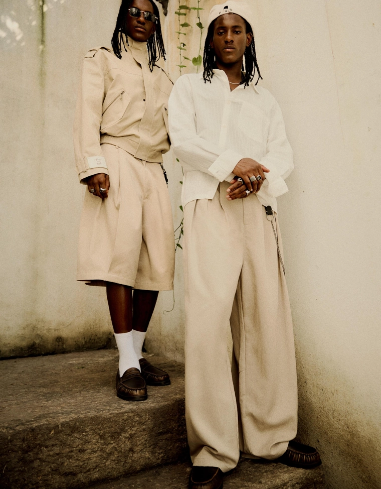 Объемные брюки свободного кроя с защипами