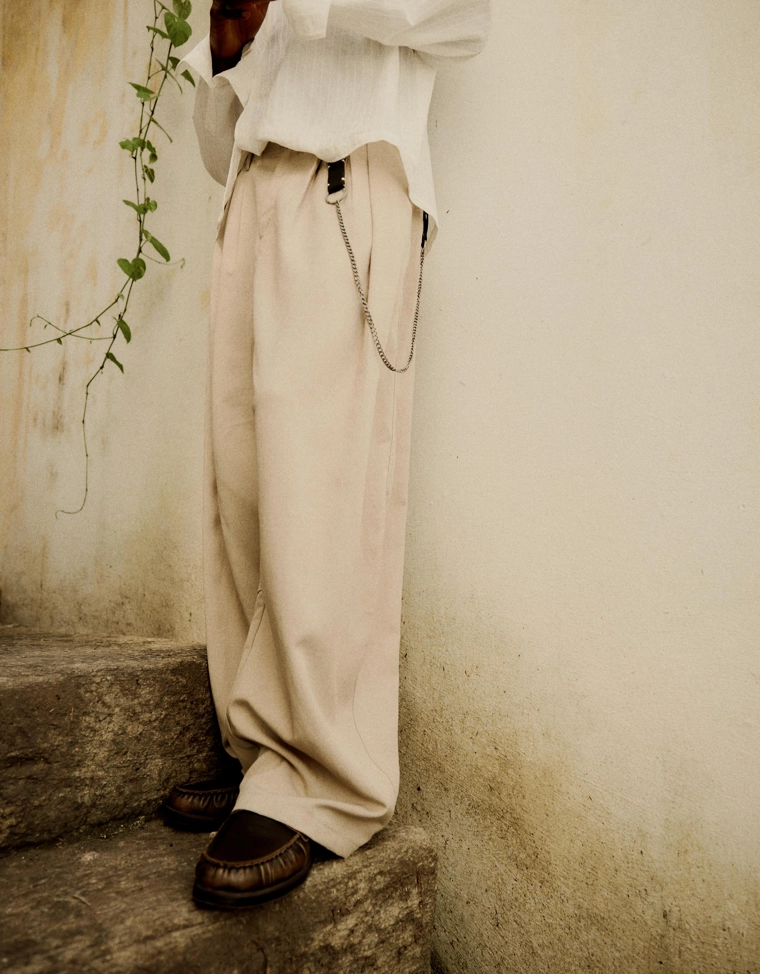 Объемные брюки свободного кроя с защипами