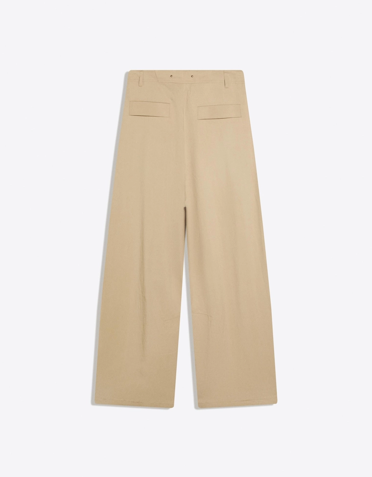 Объемные брюки свободного кроя с защипами