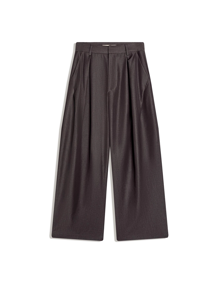 Объемные брюки свободного кроя