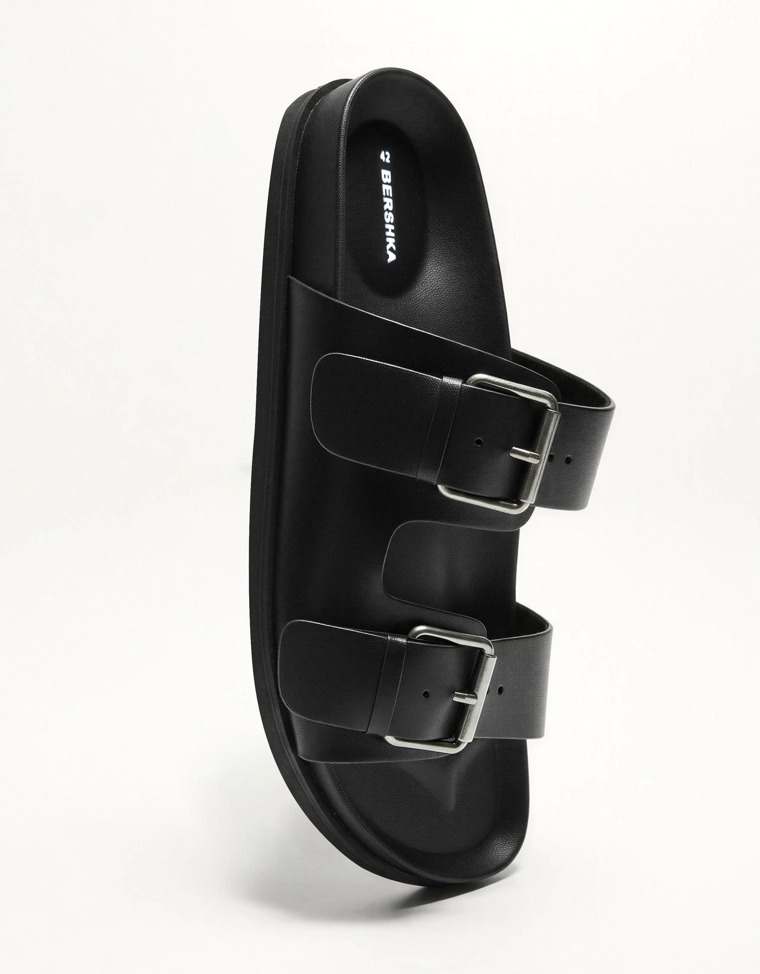 Сандалии с пряжками