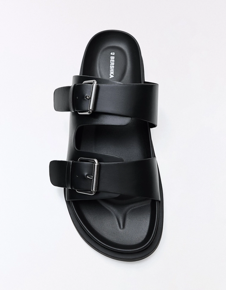 Сандалии с пряжками