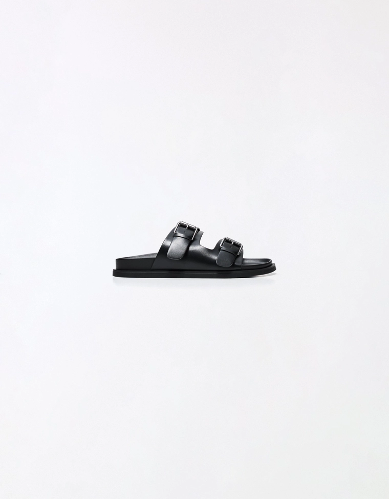 Сандалии с пряжками