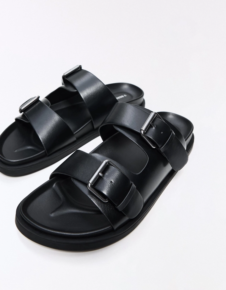 Сандалии с пряжками