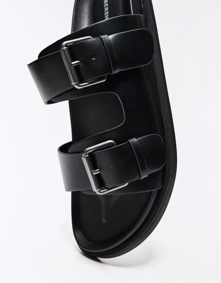 Сандалии с пряжками