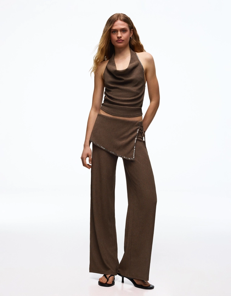 Топ с горловиной халтер и пайетками