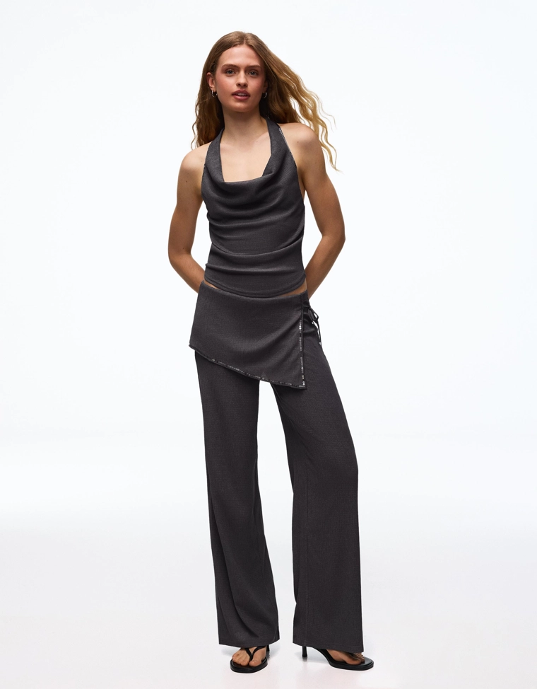 Топ с горловиной халтер и пайетками