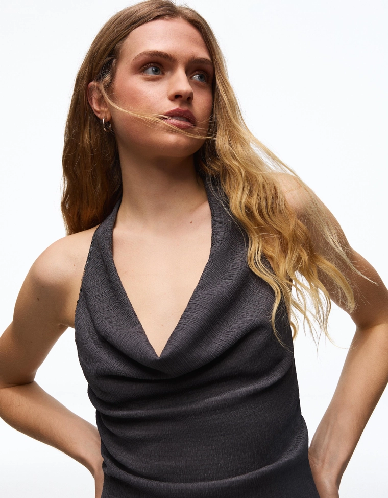 Топ с горловиной халтер и пайетками