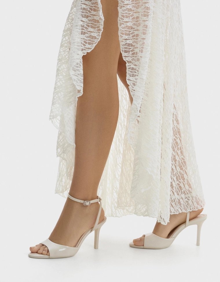 Босоножки на каблуке с ремешком