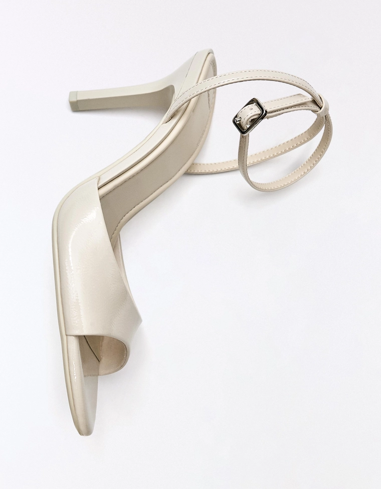 Босоножки на каблуке с ремешком