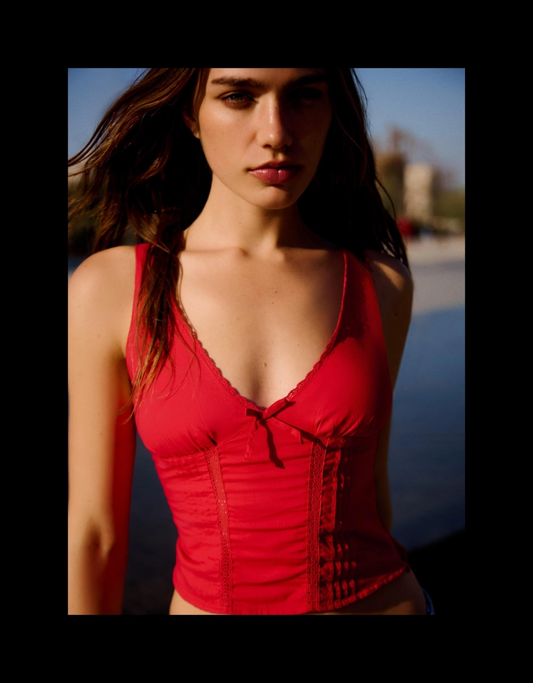 Топ на бретелях с кружевом