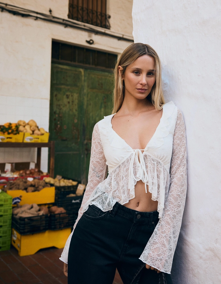 Футболка с кружевными оборками