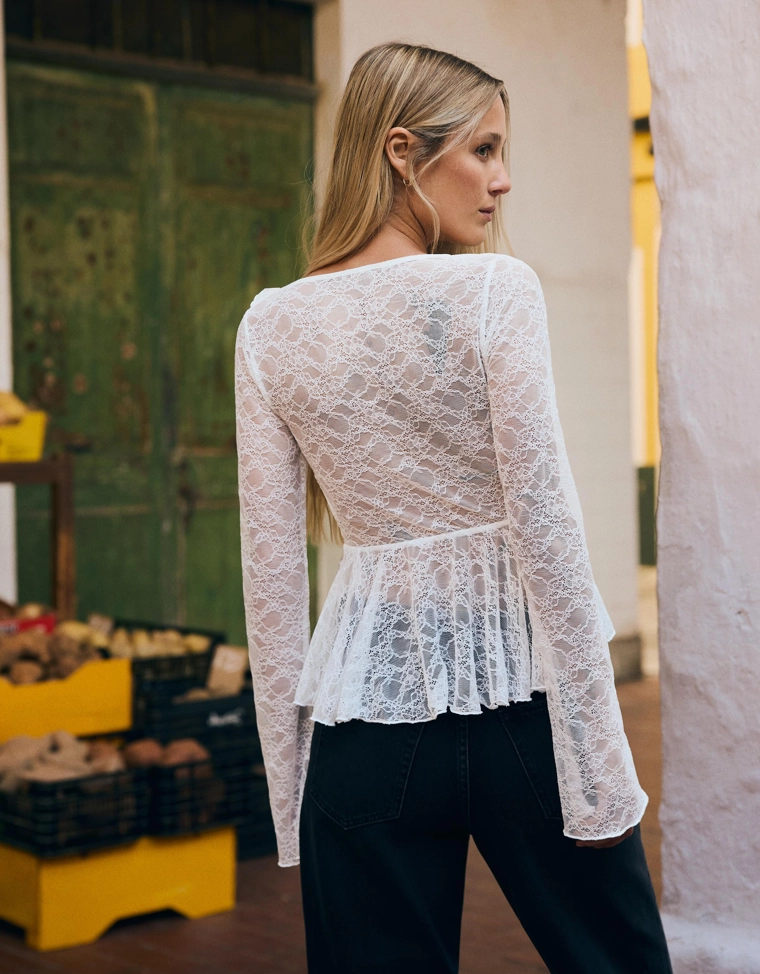 Футболка с кружевными оборками