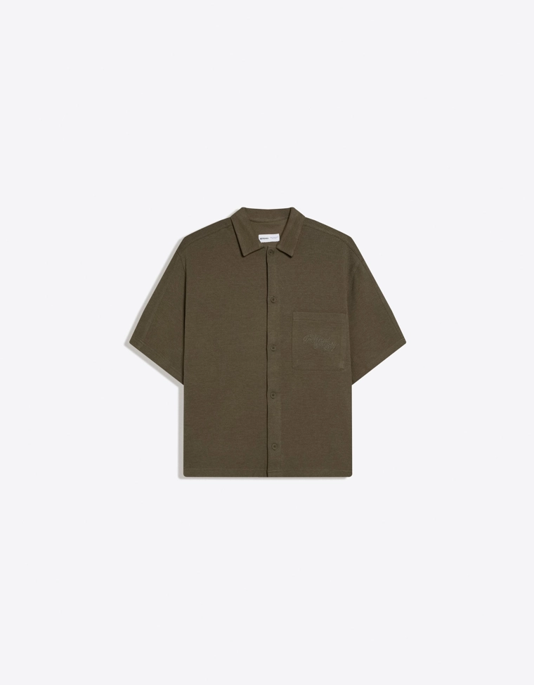 Рубашка из рифленой ткани с короткими рукавами