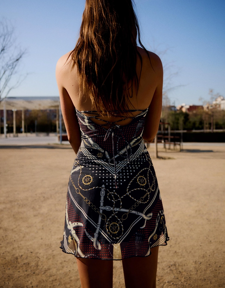 Мини-платье из полупрозрачной ткани с вырезом-бандо