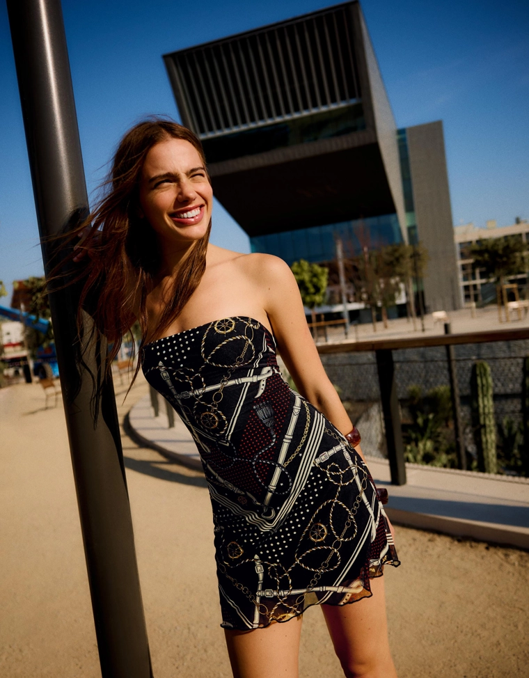 Мини-платье из полупрозрачной ткани с вырезом-бандо