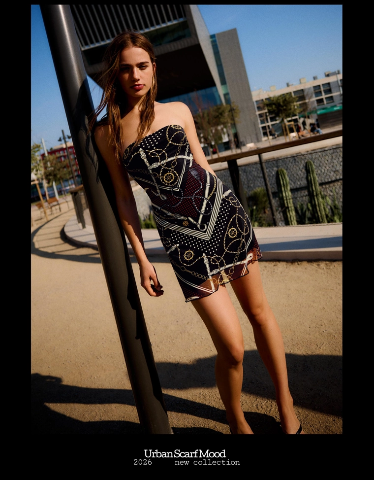 Мини-платье из полупрозрачной ткани с вырезом-бандо