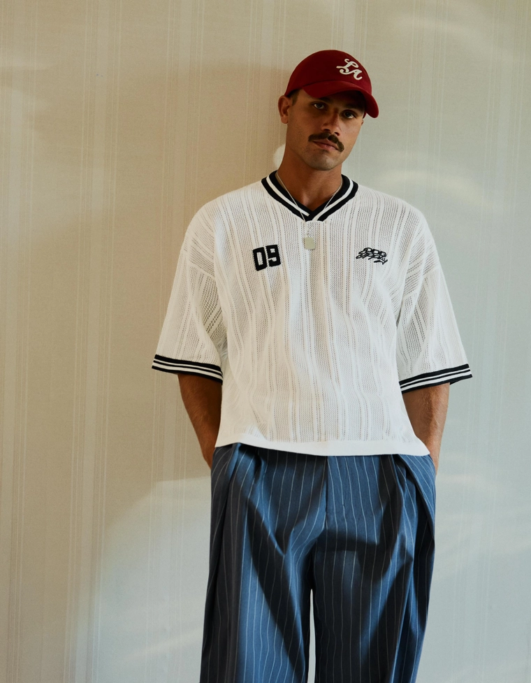 Футболка с V-образным вырезом в стиле ретро-спорт