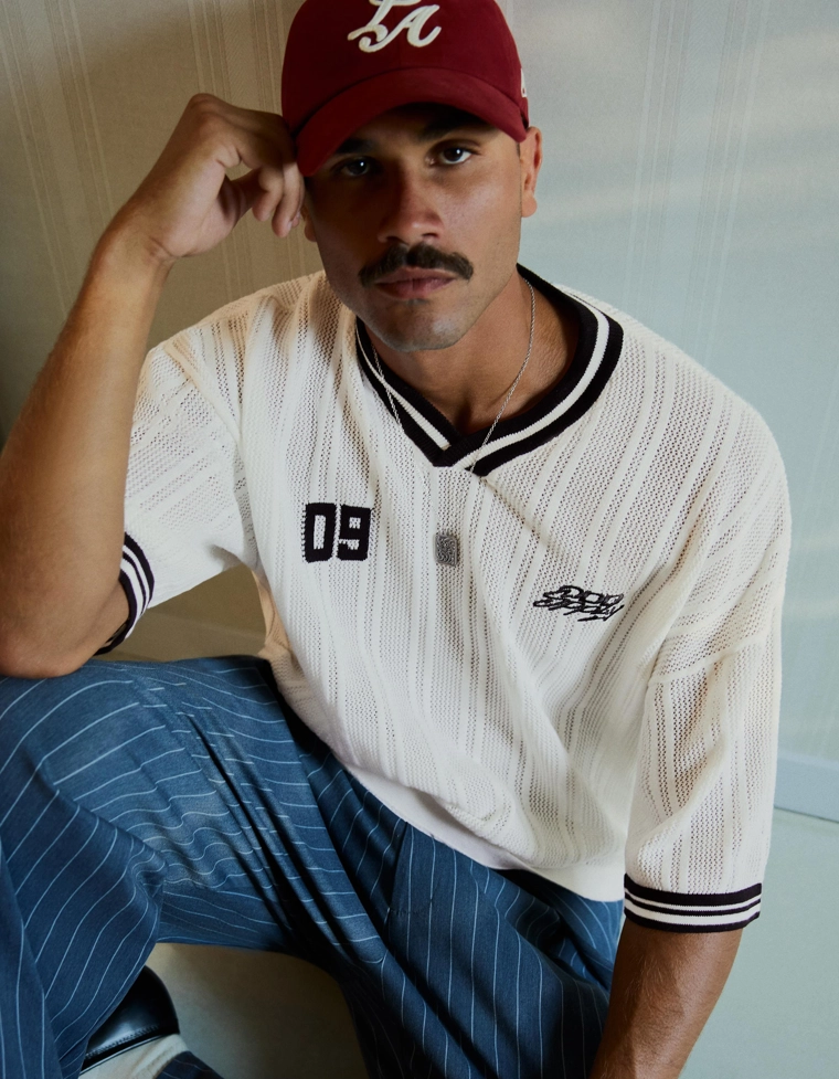 Футболка с V-образным вырезом в стиле ретро-спорт