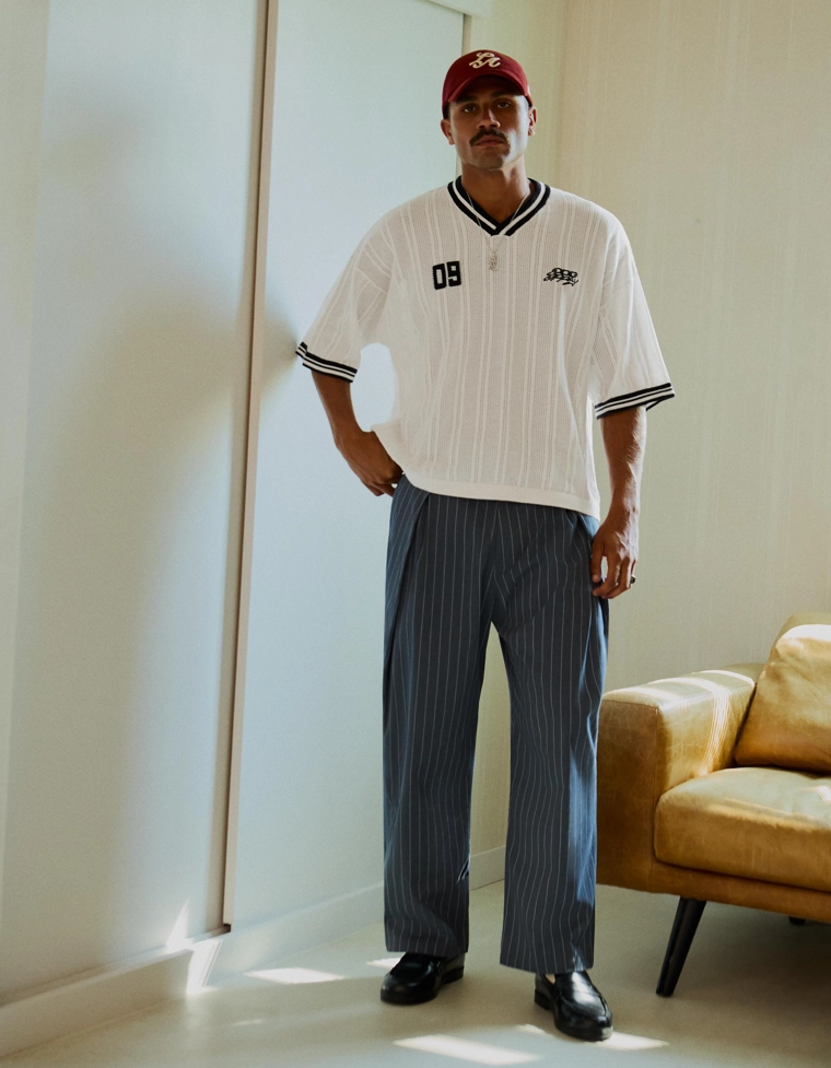 Футболка с V-образным вырезом в стиле ретро-спорт