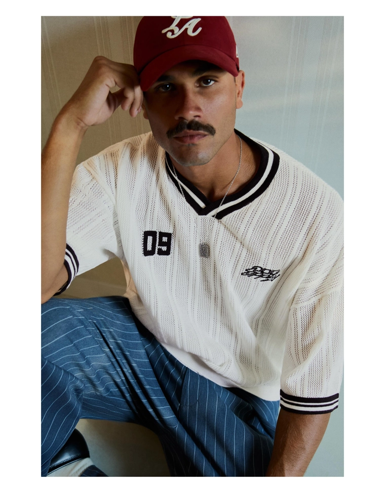 Футболка с V-образным вырезом в стиле ретро-спорт