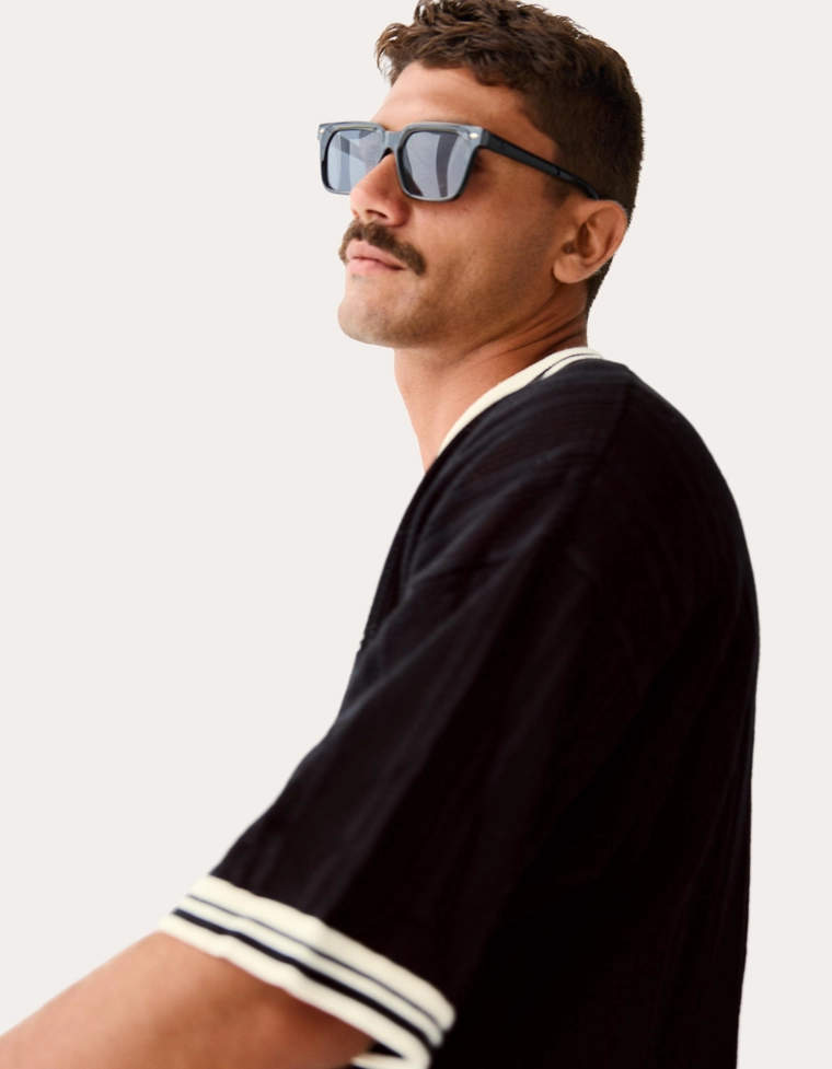 Футболка с V-образным вырезом в стиле ретро-спорт