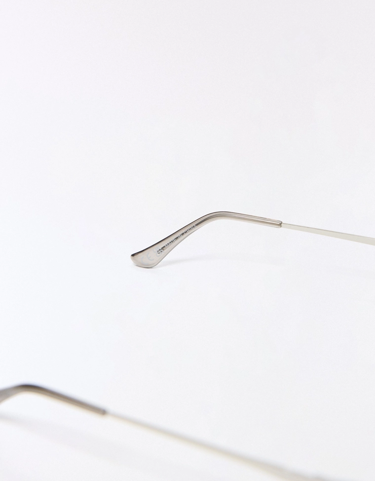 Солнцезащитные очки в металлической оправе