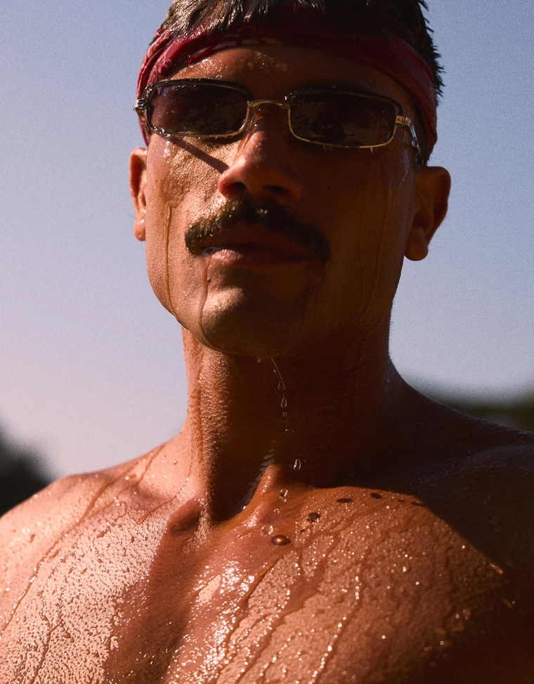 Солнцезащитные очки в металлической оправе