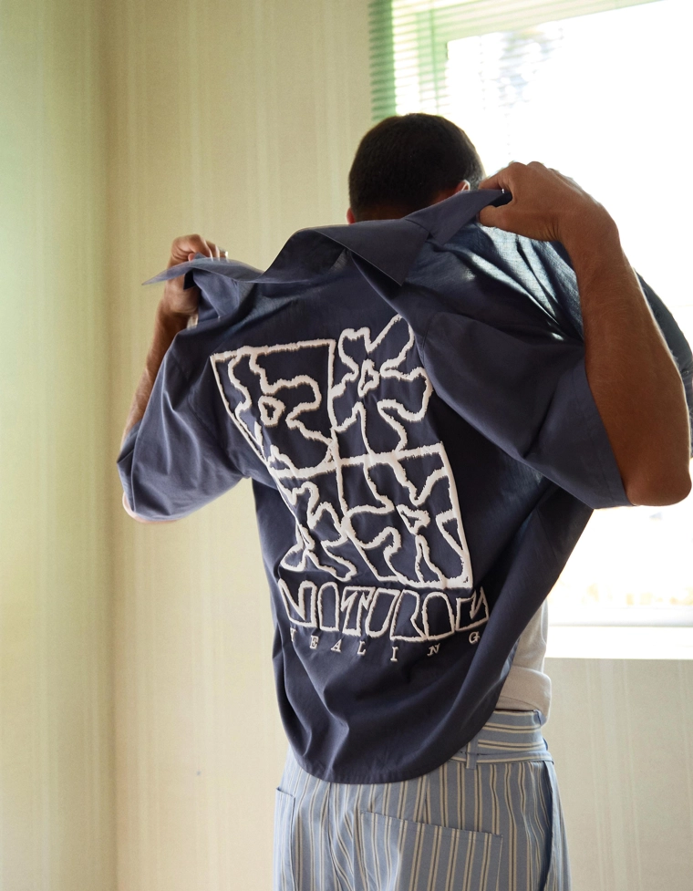 Рубашка объемного кроя с короткими рукавами и принтом